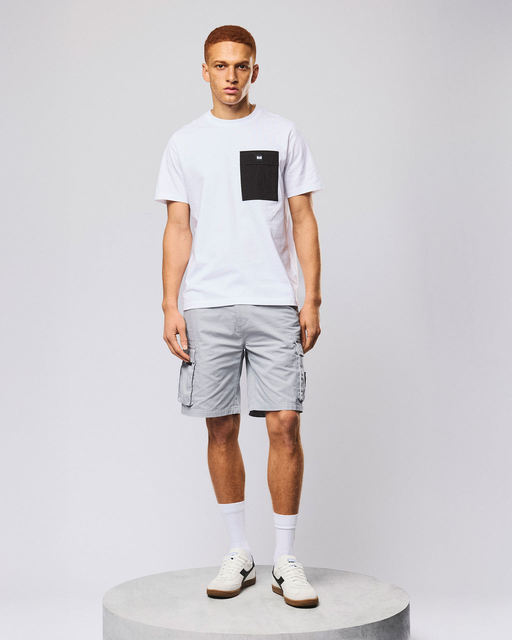 Stinivia T-Shirt — White / Black – Weekend Offender
